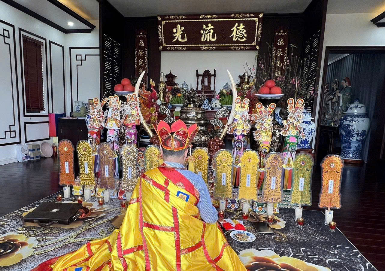 Thầy Kiệm hướng dẫn Xông nhà đất, công ty, cửa hàng tết, năm mới