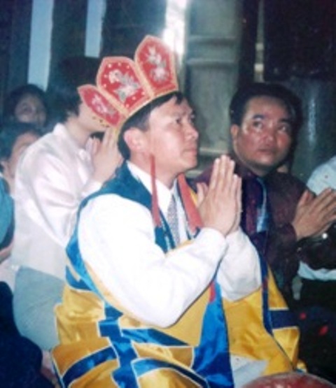       Dâng hương cúng tam tai thần giáng hạ 